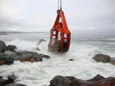 Setting a 35-50 ton rock in rough water